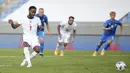 Penyerang Inggris, Raheem Sterling, mencetak gol lewat tendangan penalti ke gawang Islandia pada laga UEFA Nations League di Stadion Laugardalsvollur, Minggu (6/9/2020). Inggris menang tipis dengan skor 1-0. (AP/Brynjar Gunnarson)