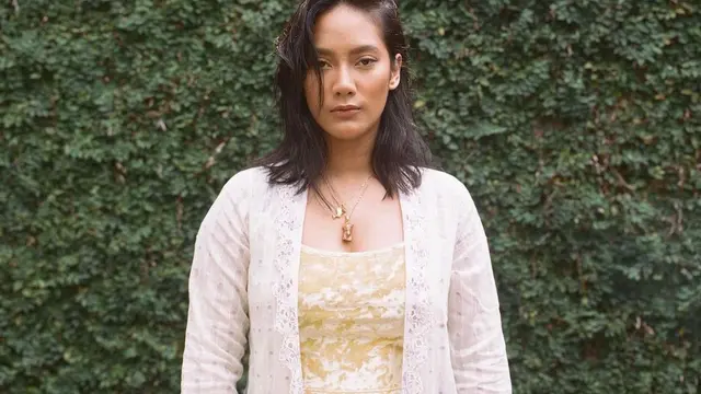 Tara Basro memakai kebaya