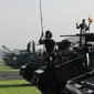 Para prajurit mempersiapkan kendaraan tempur tank dalam Latihan Gabungan TNI 2014, Senin (19/5/14). (Liputan6.com/Faizal Fanani)