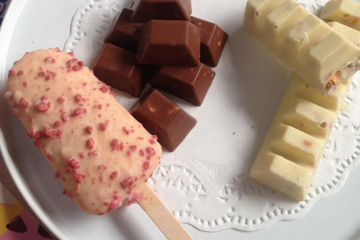 Rayakan Valentine dengan Lezatnya Es Krim Seru Mulberry Red Velvet