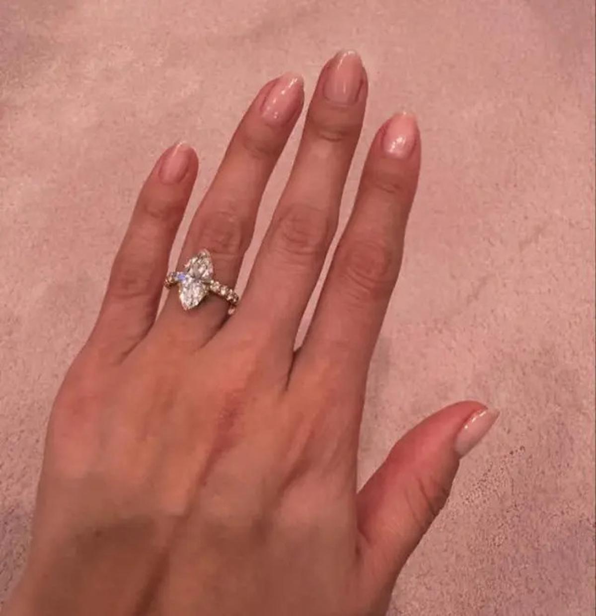 Dilamar Benny Blanco, Selena Gomez Diberi Cincin Berlian Seharga Rp3,1 Miliar