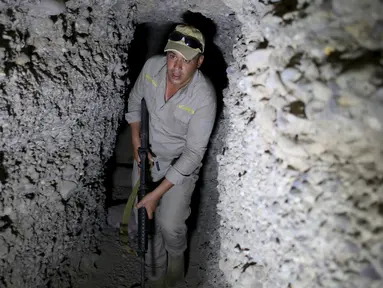 Seorang tentara Irak memegang senapan menelusuri sebuah terowongan bawah tanah yang dibangun oleh ISIS di desa Har Bardun, Irak, (28/4/2016). Tentara Irak berhasil mengalahkan Militan ISIS yang menguasai Mosul sejak Juni 2014. (REUTERS/Goran Tomasevic) 