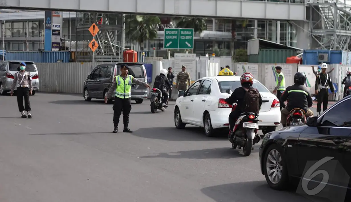 Petugas Kepolisian saat menertibkan sejumlah pengendara sepeda motor, Jakarta, Rabu (17/12/2014). (liputan6.com/Faizal Fanani)