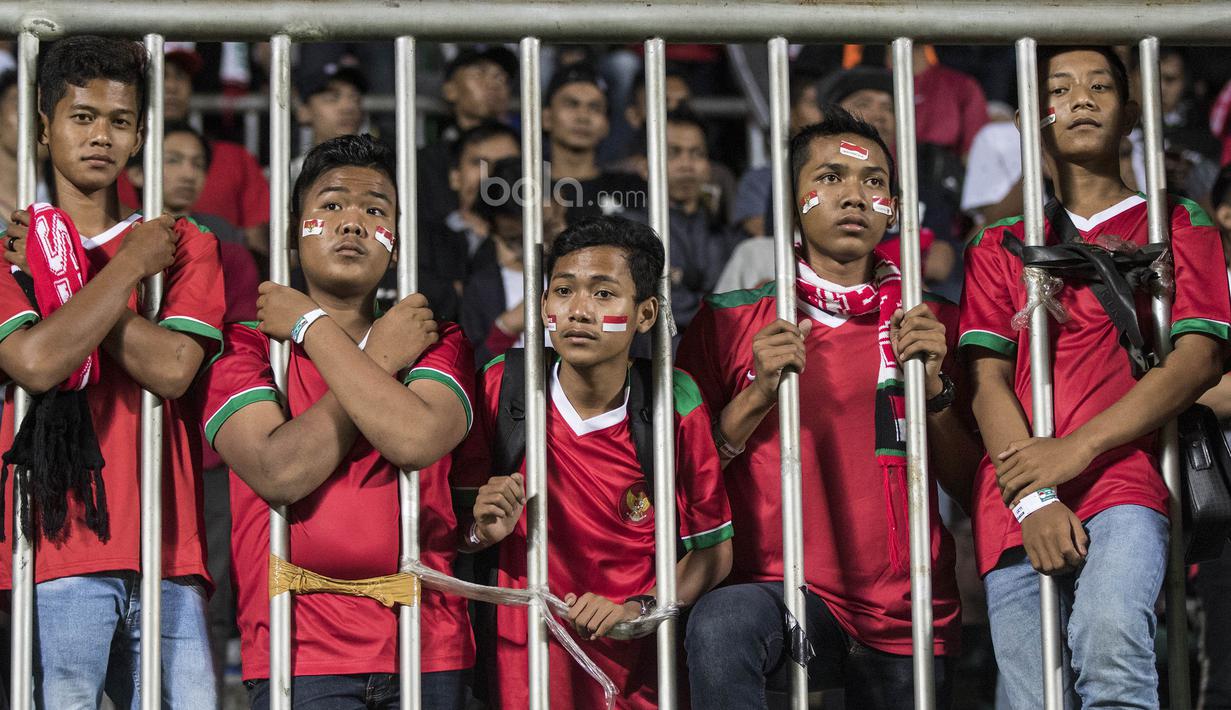 Para suporter fokus menonton aksi Timnas Indoesia melawan Puerto Rico di Stadion Maguwoharjo, Sleman, Selasa (13/6/2017). (Bola.com/Vitalis Yogi Trisna)