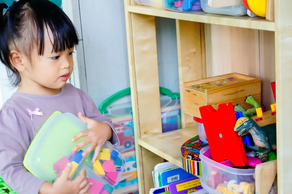 Ini 3 Cara Pintar Mam Ajarkan Si Kecil Merapikan Mainannya Sendiri