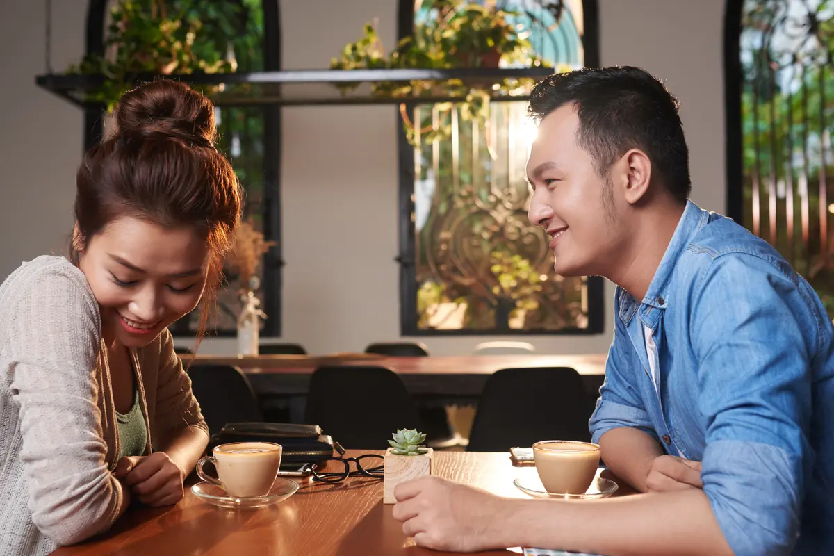 perempuan dan pasangan saling tatap mata