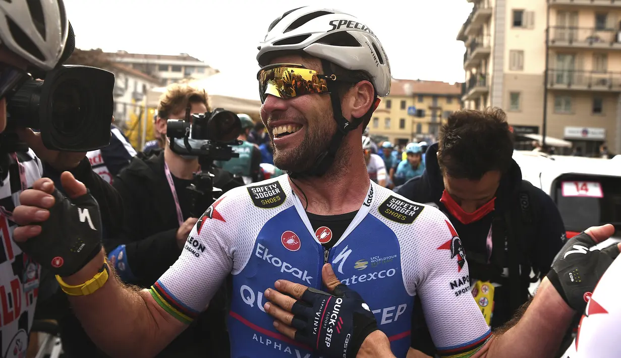 Kemenangan di Milano-Torino ini menjadi kemenangan yang ke-159 dalam karier balap Mark Cavendish. Ia mengaku sangat senang atas capaiannya tersebut. (La Presse via AP/Gian Mattia D'Alberto)