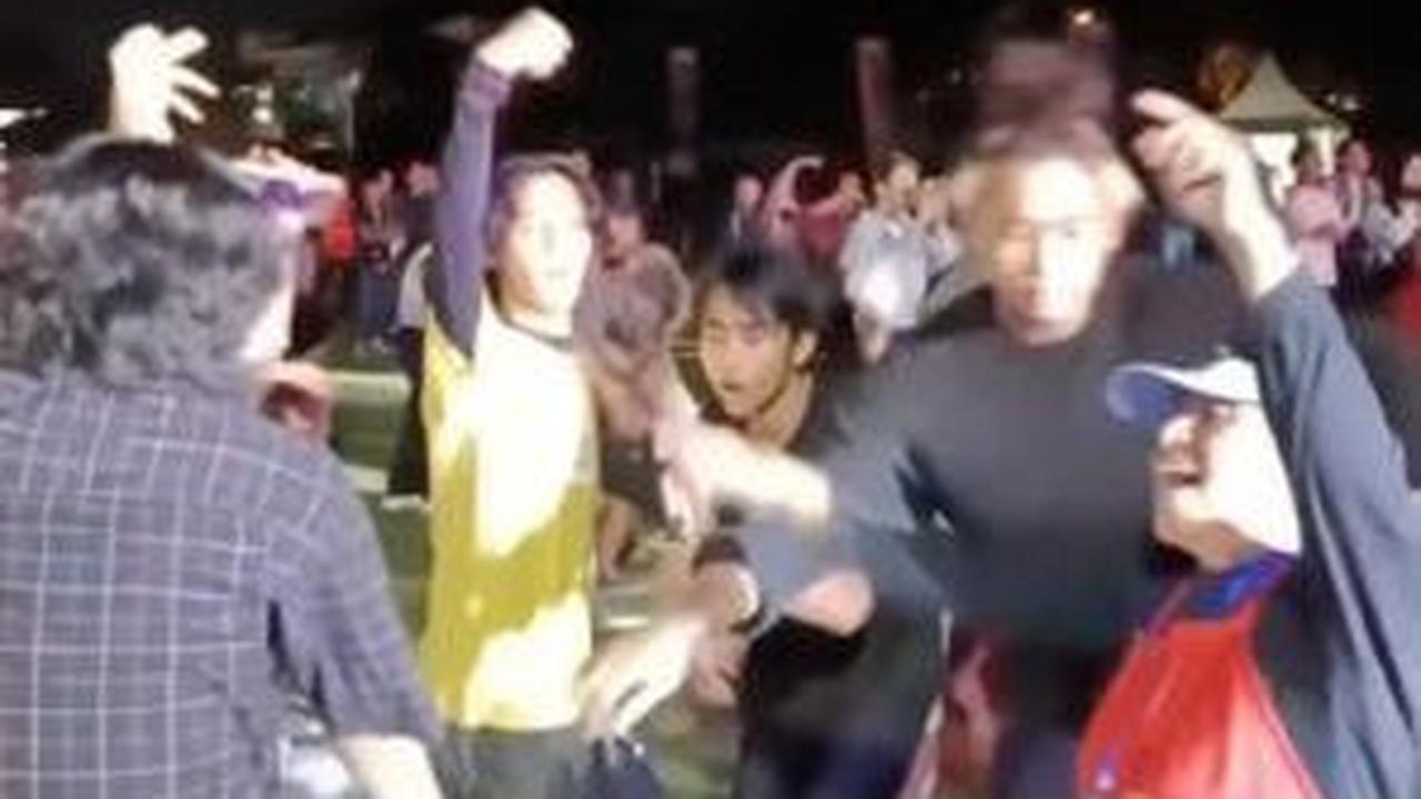 Bahkan, mereka terlihat asyik joget bareng Ibu tersebut sembari memasukkan botol-botol sampah.