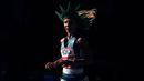 Pelari Prancis, Laura Dufour mengenakan topi menyerupai Patung Liberty saat berkompetisi dalam New York Marathon 2025 pada Minggu (02/11/2025) waktu setempat. (AP Photo/Andres Kudacki)