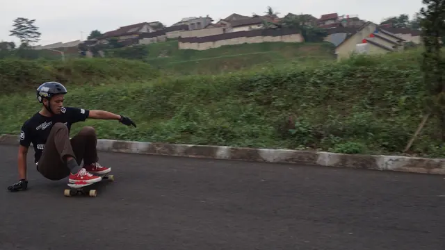 Kawasan Kompleks Budi Indah adalah salah satu tempat favorit bermain longboard