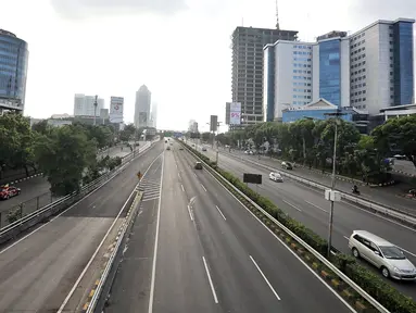Suasana tol dalam kota, Jalan Gatot Subroto, Jakarta, terlihat lenggang, Senin (8/2). Jalan terlihat nyaris tak ada aktifitas berarti maupun kemacetan arus lalu lintas pada hari libur Tahun Baru Imlek. (Liputan6.com/Faizal Fanani)