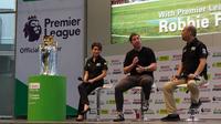 Legenda Liverpool Robbie Fowler (tengah) saat memeriahkan acara tur trofi Liga Inggris di Jakarta dengan didampingi&nbsp;Direktur Marketing bp-AKR Vanda Laura (kiri) dan Direktur Marketing Castrol Indonesia&nbsp;Augustnine Adrianto (kanan) di Gandaria City, Jakarta Selatan, Sabtu (11/2/2023). (Istimewa)