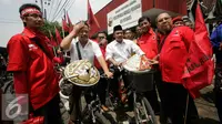 Pasangan calon walikota dan wakil walikota Yogyakarta Imam Priyono-Ahmad Fadli menaiki sepeda untuk mendaftarkan diri ke KPUD kota Yogyakarta, Rabu (21/9). Imam-Fadli akan bertarung pada pilkada walikota 2017. (Liputan6.com/Boy Harjanto)