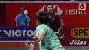 Pebulu tangkis tunggal putra Indonesia Chico Dwi Wardoyo mengembalikan kok ke arah Leong Jun Hao (Malaysia) pada babak 32 besar Kapal Api Indonesia Open 2025 di Istora Gelora Bung Karno, Senayan, Jakarta, Rabu (4/6/2025). (Liputan6.com/Herman Zakharia)