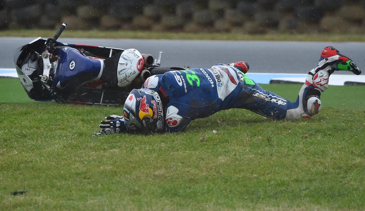 Pebalap Gresini Racing, Enea Bastianini mengalami kecelakaan saat esi latihan Moto 3 rashes out during the first practice session of the Moto 3 Australian Grand Prix di Phillip Island (21/10/2016). (AFP/Paul Crock)