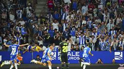 Fans Espanyol merayakan setelah Joselu dari Espanyol mencetak gol ke gawang Real Madrid selama pertandingan lanjutan La Liga Spanyol di stadion Camp Nou di Barcelona, Spanyol, Senin (29/8/2022). Madrid menang atas Espanyol 3-1. (AP Photo/Joan Mateu Parra)