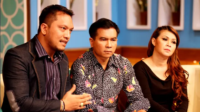 Krisna Mukti duduk diapit kuasa hukumnya, Ramdan Alamsyah, dan manajernya Astrid