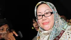 Mantan Gubernur Banten Ratu Atut Chosiyah usai diperiksa KPK, Jakarta(29/5/2015). Atut diperiksa sebagai tersangka dugaan tindak pidana korupsi pemerasan perkara alat kesehatan di Pemprov Banten tahun anggaran 2011-2013. (Liputan6.com/Helmi Afandi)