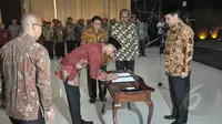 Deputi dan Staf Khusus Kantor Staf Kepresidenan menandatangani surat pelantikan di Auditorium Gedung III Sekretariat Negara, Jakarta, Kamis (2/4/2015). Mereka nantinya akan membantu memonitor program prioritas pemerintah. (Liputan6.com/Faizal Fanani)