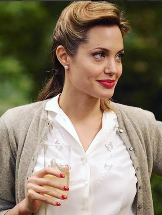 Istri dari Brad Pitt, Angelina Jolie mengaku bahwa kulitnya eksotis seperti coklat yang keemasan. (via instagram@angelinajolieofficial/Bintang.com)