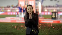 Ketua Federasi Sepak Bola Thailand (FAT), Nualphan Lamsam yang populer dipanggail Madam Pang saat hadir di partai final Piala Presiden 2025 yang berlangsung di Stadion Si Jalak Harupat, Kabupaten Bandung, pada Minggu (13/7/2025) malam WIB. (Bola.com/Bagaskara Lazuardi)