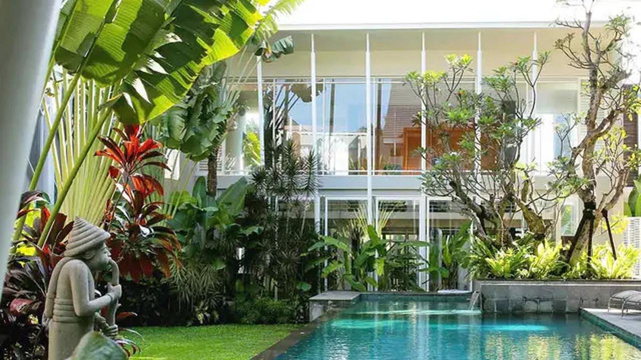 Model Rumah Modern Tropis dengan Taman di Tengah, Bikin Suasana Tenang dan Asri