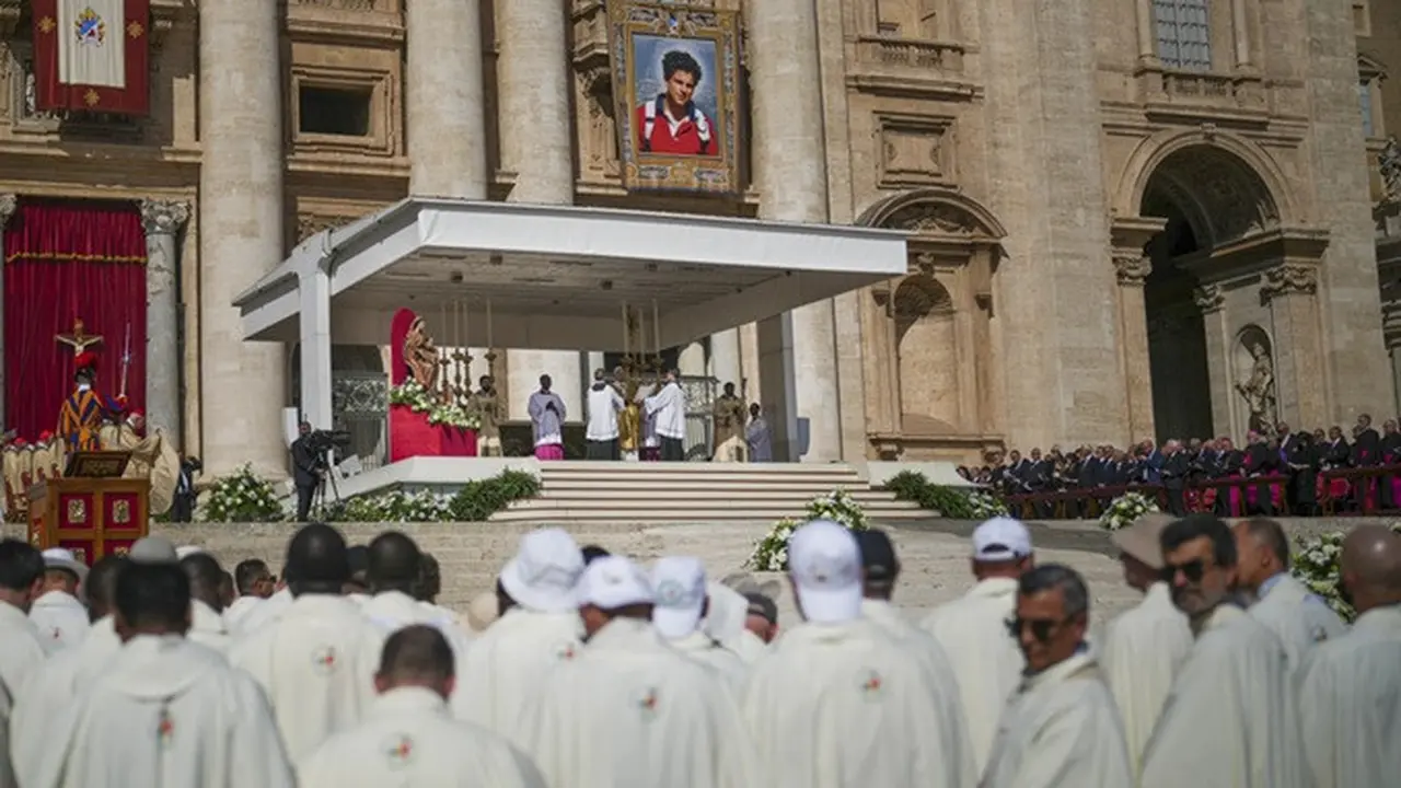 Paus Leo XIV memimpin Misa kanonisasi Carlo Acutis dan Pier Giorgio Frassati di Lapangan Santo Petrus, Vatikan, Minggu (7/9/2025).