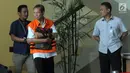 Kepala BPPD Kabupaten Bandung Barat Adiyoto usai menjalani pemeriksaan di KPK, Jakarta, Senin (14/5). Elin Suharliah merupakan calon Bupati Bandung Barat dalam Pilkada 2018. (Merdeka.com/Dwi Narwoko)