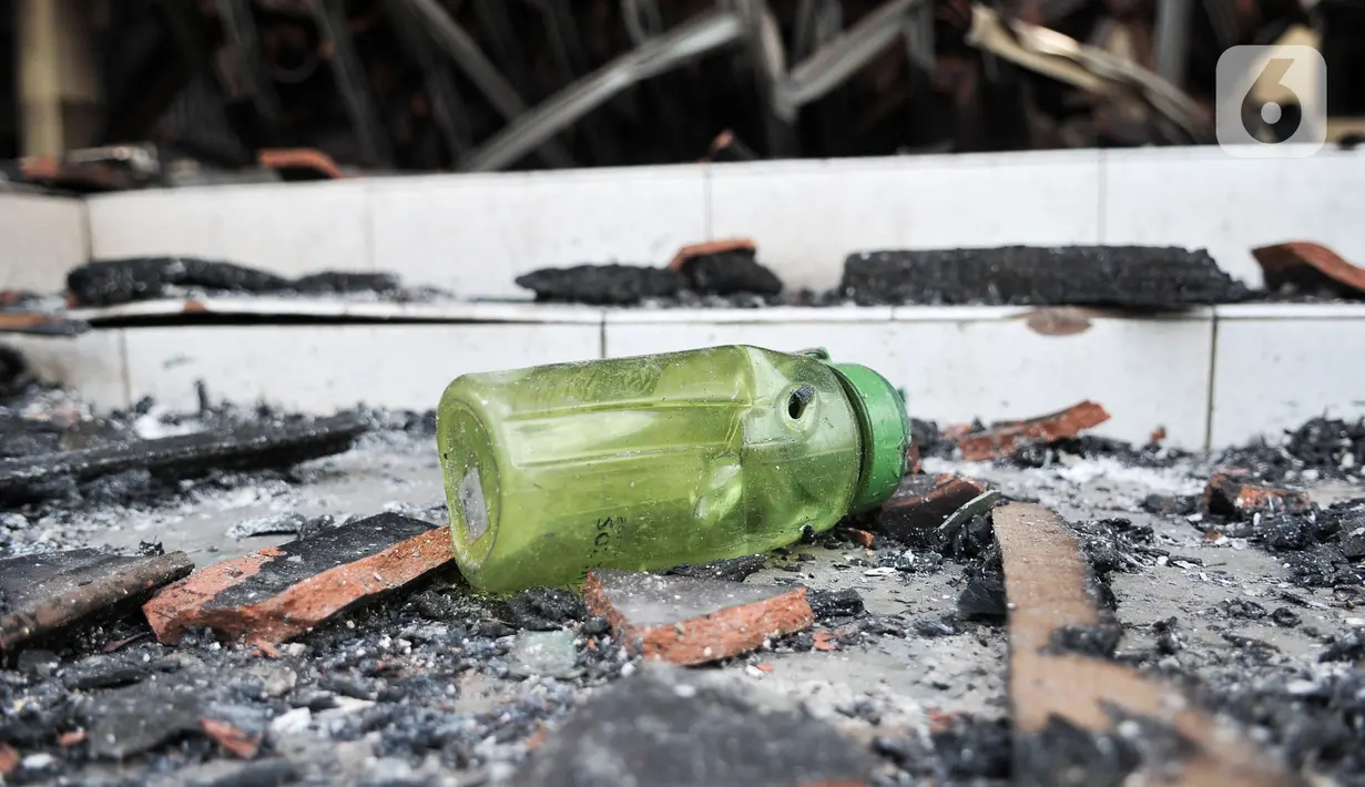 Botol air minum tergeletak di antara puing gedung SMK Yadika 6 pascakebakaran, Jatiwaringin, Pondok Gede, Kota Bekasi, Jawa Barat, Selasa (19/11/2019). Kebakaran yang bermula di ruang lab komputer akibat korsleting listrik tersebut sedikitnya menyebabkan 14 orang terluka. (merdeka.com/Iqbal Nugroho)
