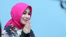 Presenter dan komedian Kartika Putri tampil dengan penampilan baru. Kartika yang dulu sering tampil seksi kini, tampil dengan hijab. Ia tak lagi menutup auratnya. (Deki Prayoga/Bintang.com)