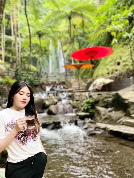 Sebagai pasangan suami istri yang sama-sama menekuni dunia tarik suara, Via Vallen dan Chevra kerap dipuji menjadi pasangan serasi. Sebelum menikah,keduanya pun beberapa kali kolaborasi dengan berduet membawakan lagu-lagu cinta. (Liputan6.com/IG/@viavallen)