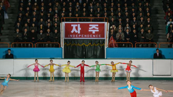 Anak-anak saat tampil bermain ice skating selama 'Festival Gambar Skating Hadiah Paektusan ke-26 dalam Perayaan Hari Bintang Cemerlang' di Pyongyang (15/2). Acara ini sebagai bagian dari HUT mendiang pemimpin Korut Kim Jong il. (AFP Photo/Ed Jones)