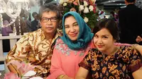 Putri Titian saat bersama ayah dan ibundanya (Dok.Instagram/@putrititian/https://www.instagram.com/p/7DbXy7O2V-/Komarudin)