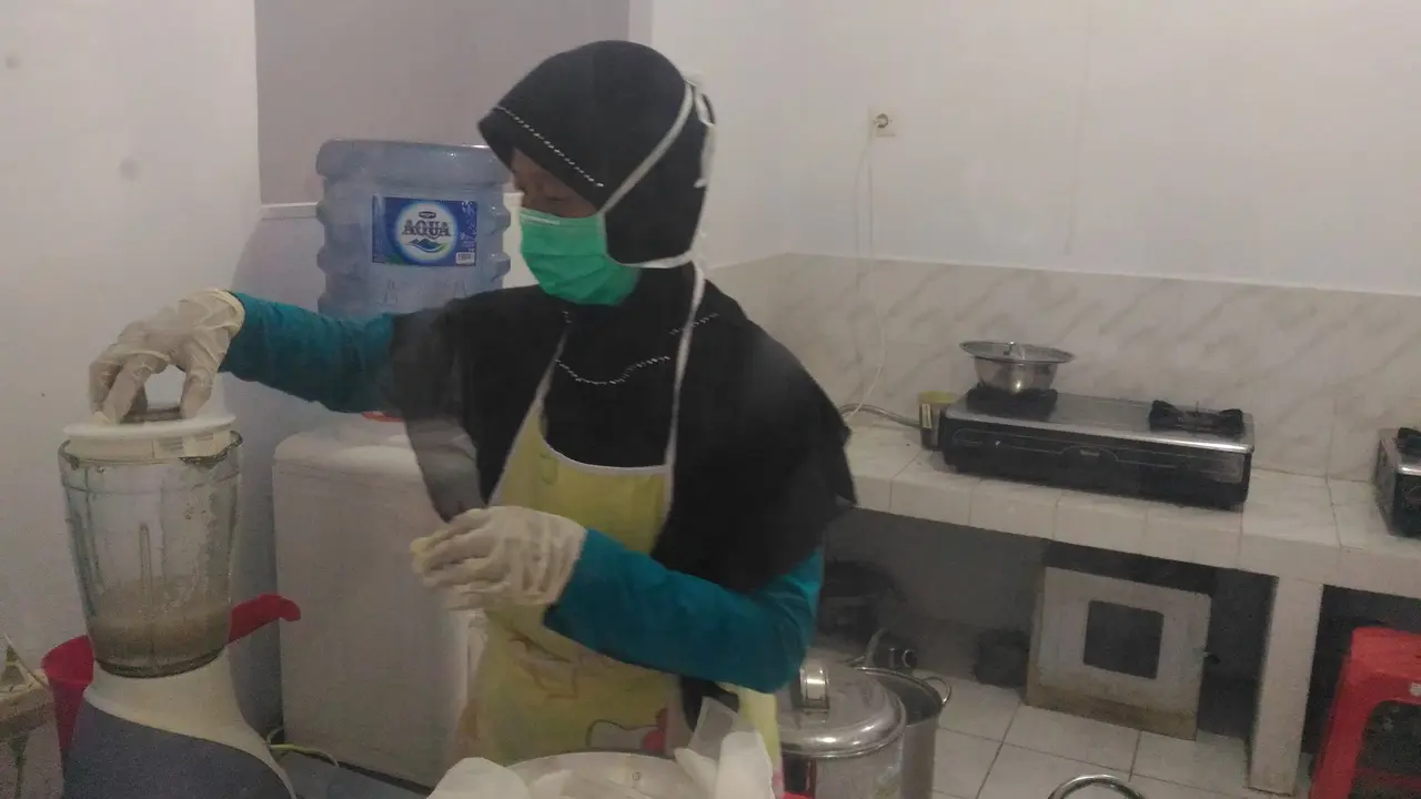 Perbedaan proses produksi Jamu Instan dan Gendong adalah hasil akhir dari produksi jamu tersebut.