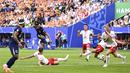 Striker Timnas Belanda, Cody Gakpo (tengah) melepaskan tendangan yang berbuah gol penyeimbang 1-1 ke gawang Timnas Polandia pada laga Grup D Euro 2024 di Volksparkstadion, Hamburg, Jerman, Minggu (16/6/2024). (dpa via AP Photo/Sina Schuldt)