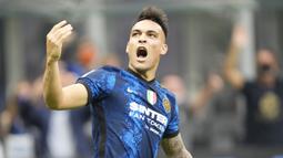 Inter membuka keunggulan 1-0 saat laga baru memasuki menit ke-5 melalui Lautaro Martinez. Sepakan volinya usai menerima umpan silang Nicolo Barella gagal diantisipasi kiper Atalanta, Juan Musso. (AP/Luca Bruno)