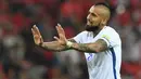 3. Arturo Vidal (Chile) - Kehadiran gelandang Bayern Munchen ini membuat lini tengah Chile sulit ditembus. Tak hanya bertahan, pesepak bola 30 tahun itu juga piawai menyerang termasuk mencetak gol. (AFP/Kirill Kudryavtsev)