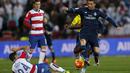 Pemain Real Madrid, Cristiano Ronaldo (kanan) mencoba melewati hadangan para pemain Granada pada lanjutan La Liga Spanyol di di Estadio Nuevo Los Carmenes, Senin (8/2/2016) dini hari WIB. (REUTERS/Marcelo del Pozo)