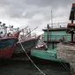 Sejumlah perahu saat bersandar di Pelabuhan Muara Angke, Jakarta, Senin (26/12/2022). Akibat angin  barat dan gelombang tinggi menyebabkan nelayan tradisional di Muara Angke libur melaut. (Liputan6.com/Faizal Fanani)