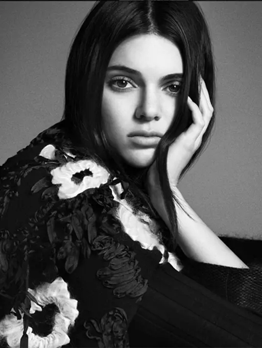 '#mycalvins moment. thanks to @calvinklein for my new jeans. back pocket,' tulisnya sebagai keterangan. (Via Instagram/@Kendalljenner)