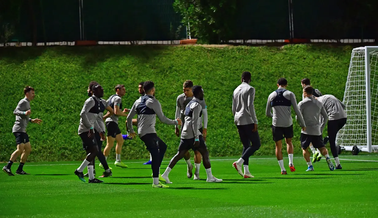 Para pemain Liverpool berlatih jelang menghadapi Monterrey pada babak semifinal Piala Dunia Antarklub di Qatar University Stadium, Doha, Senin (16/12/2019). Liverpool akan menghadapi Monterrey pada 18 Desember 2019. (Giuseppe CACACE/AFP)