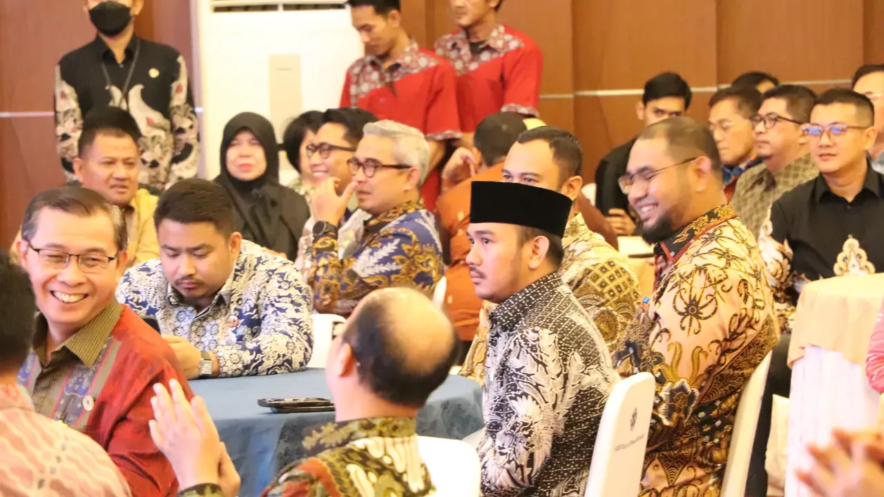 Bupati Bekasi, Ade Kuswara Kunang, menandatangani naskah kerja sama dengan Kementerian Ketenagakerjaan RI dalam rangka sinergitas data ketenagakerjaan. (Istimewa)