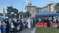 Masjid Istiqlal Jakarta dipadati jemaah yang hendak menunaikan sholat Idul Fitri 1445 H. Para jemaah datang dari berbagai daerah (Liputan6.com/Winda Nelfira)