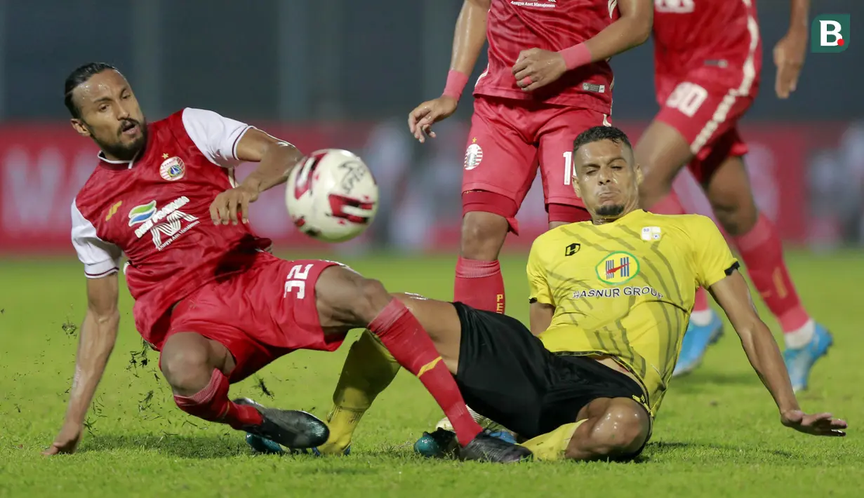 Gelandang Persija Jakarta, Rohit Chand (kiri) berebut bola dengan pemain Barito Putera, Cassio de Jesus, pada laga perempat final Piala Menpora 2021 di Stadion Kanjuruhan, Sabtu (10/4/2021). Persija menang dengan skor 1-0. (Bola.com/Arief Bagus)