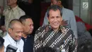 <p>Deputi Pencegahan KPK Pahala Nainggolan (kanan) bersama Ketua Pansus Hak Angket DPRD Sulawesi Selatan Kadir Halid usai menggelar pertemuan di Gedung KPK, Jakarta, Kamis (8/8/2019). Kadir berkonsultasi dengan KPK terkait pengangkatan dan pelantikan 193 pejabat Sulsel. (merdeka.com/Dwi Narwoko)</p>