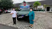 Bupati Gunungkidul Sunaryanta foto bersama Maung buatan Pindad. (Instagram @sunaryanta.official)