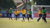 Aksi Locita Waranggani Olah Nismara, pemain tim SDN Pacarkeling V-186 A di laga pamungkas MilkLife Soccer Challenge - Surabaya Series 2 2024, Minggu (8/9/2024). Locita mampu mempertahankan gelar Top Scorer Kelompok umur 10 tahun dengan total 37 gol. (Bola.com/Dok.Djarum Foundation)