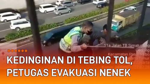 VIDEO: Kedinginan di Tebing Tol, Petugas Evakuasi Seorang Nenek