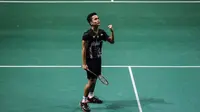 Tunggal putra Indonesia, Anthony Sinisuka Ginting, melaju ke semifinal Singapure Terbuka 2019 setelah mengalahkan wakil China, Chen Long. (AFP/Roslan Rahman)