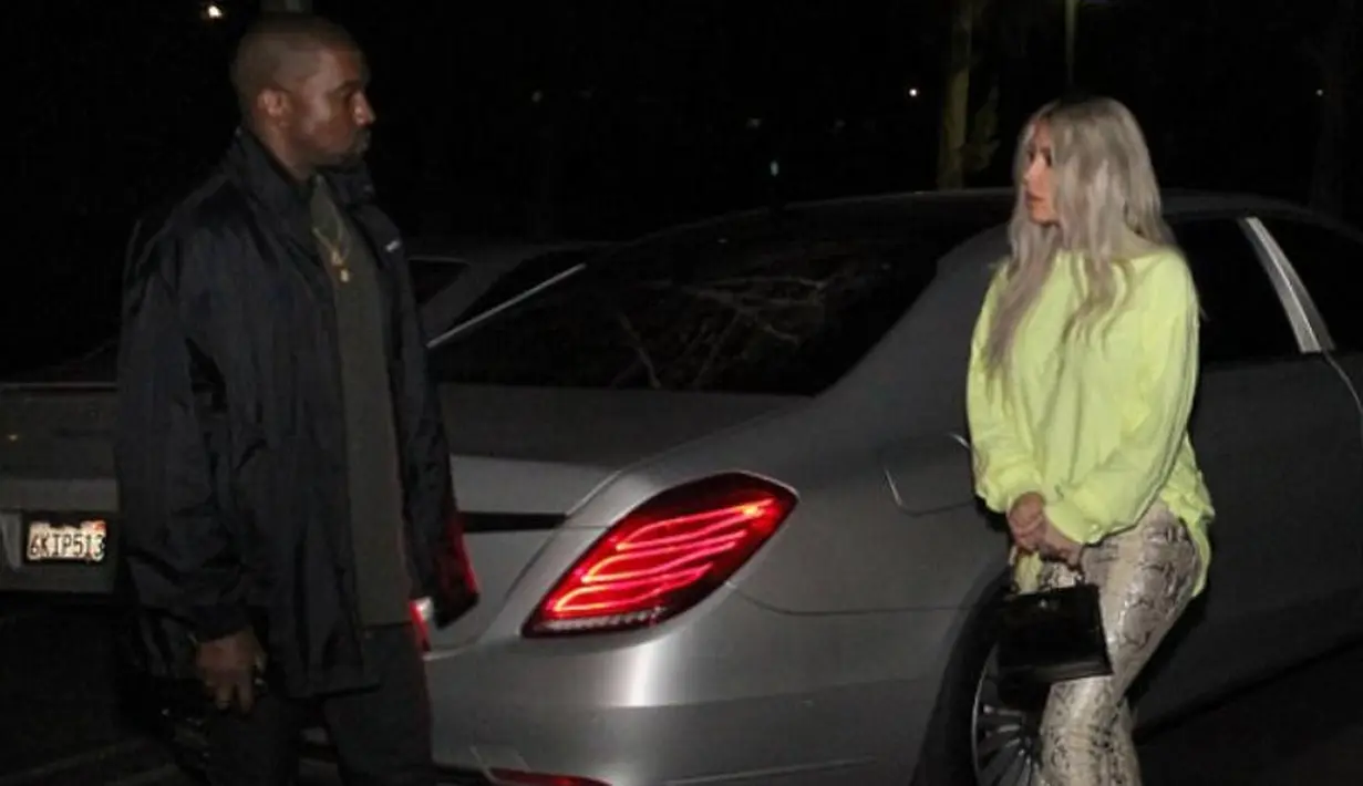 Kanye West terlihat menggunakan jaket berwarna hitam dan celana berwarna senada. (Splash News/DailyMail)